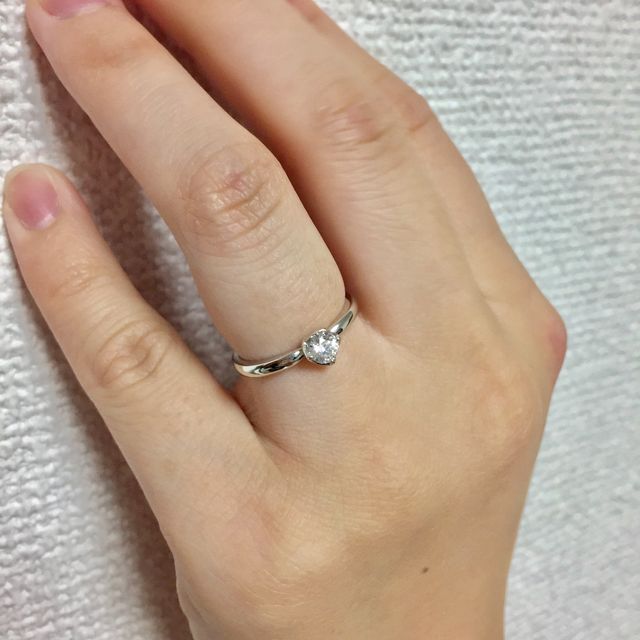 【俄(にわか)の口コミ】 恋人がサプライズで送ってくれたものです。
結婚指輪との重ねづけや日常使…