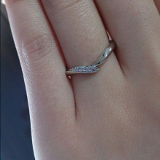 【俄(にわか)の口コミ】 デザインがとても綺麗で、指につけたときも指を綺麗に見せてくれます。
ま…