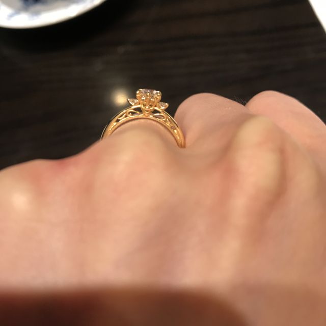 【ケイウノ ブライダル(K.UNO BRIDAL)の口コミ】 美女と野獣とのコラボ商品です。横から見ると薔薇のかたちをしていて、と…