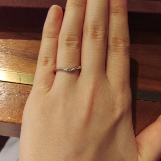 【Mariage ent(マリアージュエント)の口コミ】 vラインで細身のリングがほしいと思っていました。婚約指輪をティファニー…