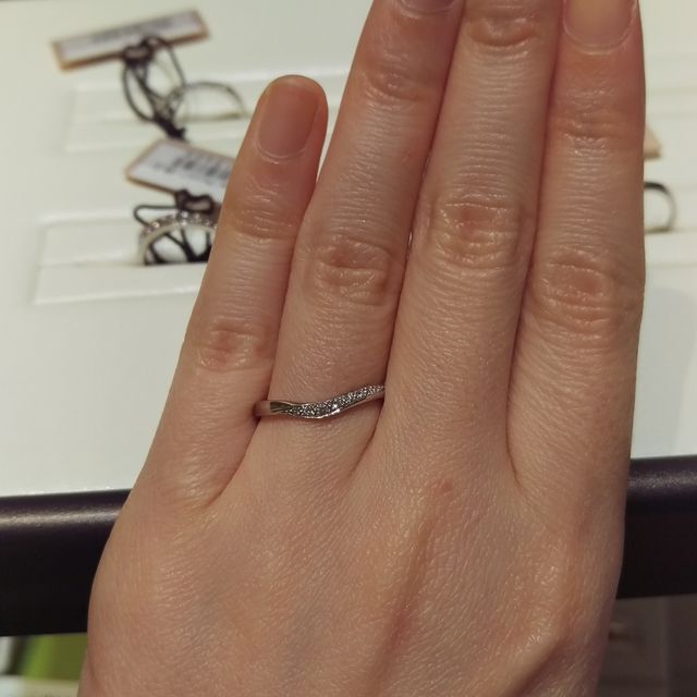 【4℃ BRIDAL(ヨンドシーブライダル)の口コミ】 vラインでダイヤモンドが入っているリングを探していたのでこちらのリング…
