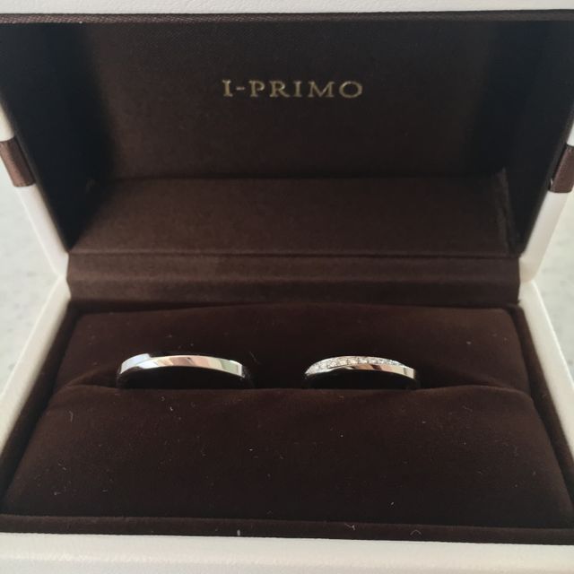 【アイプリモ(I-PRIMO)の口コミ】 斜めにダイヤが入った結婚指輪を探してました。 斜めというとウェーブのイ…