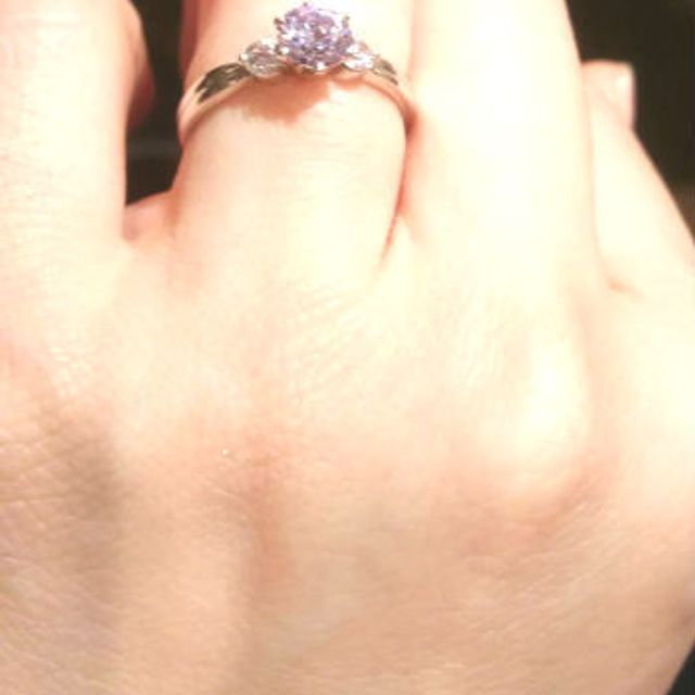 【ギンザタナカブライダル(GINZA TANAKA BRIDAL)の口コミ】 とてもきらびやかなデザインであり、中央のダイヤモンドの輝きが際立った…