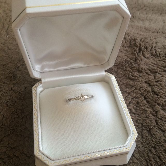 【ウエダの口コミ】 中央にダイヤモンドの入った、シンプルなデザインを選びたいと思っていま…