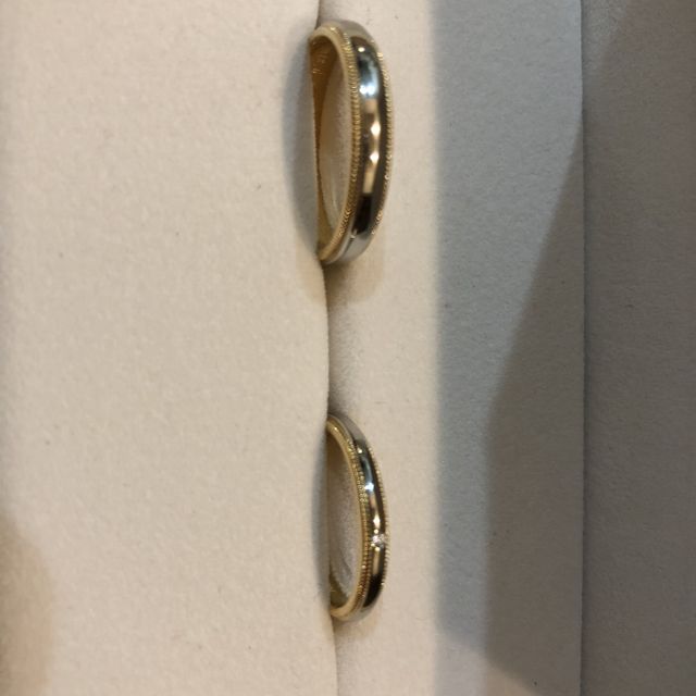 【BRIDGE(ブリッジ)の口コミ】 プラチナの指輪にゴールドのミル打ちで、新婦の方は小さめのダイヤが一粒…