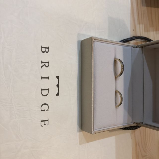 【BRIDGE(ブリッジ)の口コミ】 プラチナの指輪にゴールドのミル打ちで、新婦の方は小さめのダイヤが一粒…