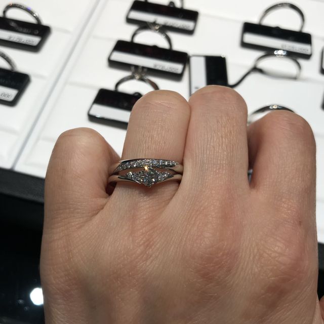 【ラザール ダイヤモンド(LAZARE DIAMOND)の口コミ】 婚約指輪はデザインが可愛く、ダイヤモンドも綺麗だった。
結婚指輪はダイ…