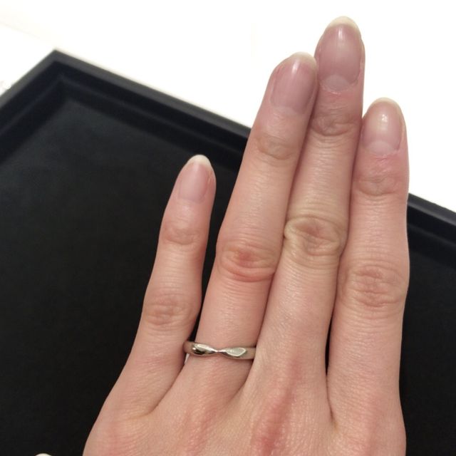 【ティファニー(Tiffany & Co.)の口コミ】 中心が絞れている結婚指輪です。
彼用にも同じデザインの指輪がありました…