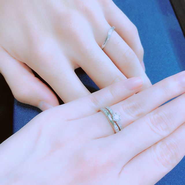 【銀座ダイヤモンドシライシの口コミ】 沢山の指輪を試させて頂いて2種類のデザインで迷っていたのですが、婚約指…