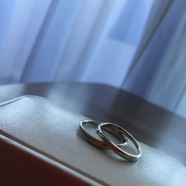 【Something Blue(サムシングブルー)の口コミ】 主人も私もシンプルなデザインで探していました。
この指輪はとてもシンプ…