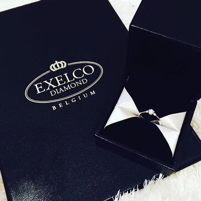 【エクセルコダイヤモンド(EXELCO DIAMOND)の口コミ】 ダイヤは0.3ct.ですが、中心のダイヤを挟むようにメレダイヤモンドが配置…