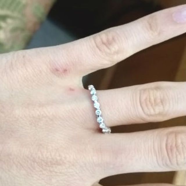 【アネリディギンザ(ANELLI DI GINZA)の口コミ】 ウェーブが非常に綺麗であり、ハーフエタニティリングなのできらきらと輝…