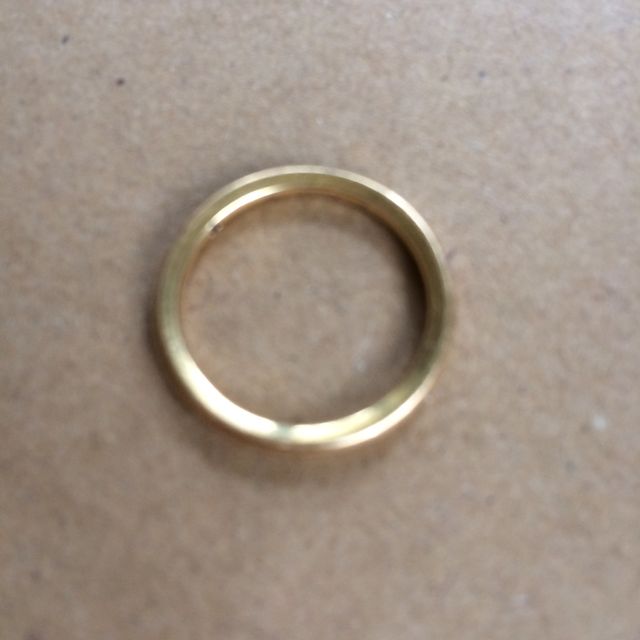 【アイプリモ(I-PRIMO)の口コミ】 ゴールドの指輪をたくさん見る中で、肌馴染みが良いカットが施されてるの…