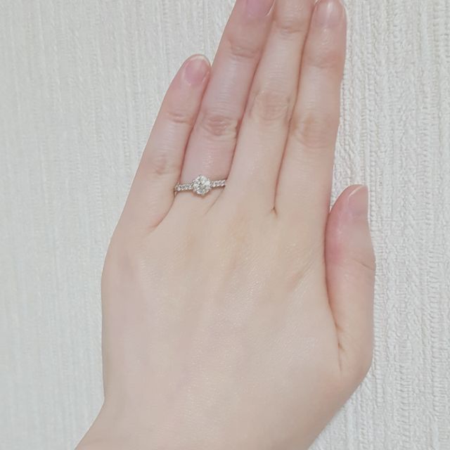 【銀座ダイヤモンドシライシの口コミ】 私ももちろん、デザインやルースが気に入ったのもありますが、彼が気に入…