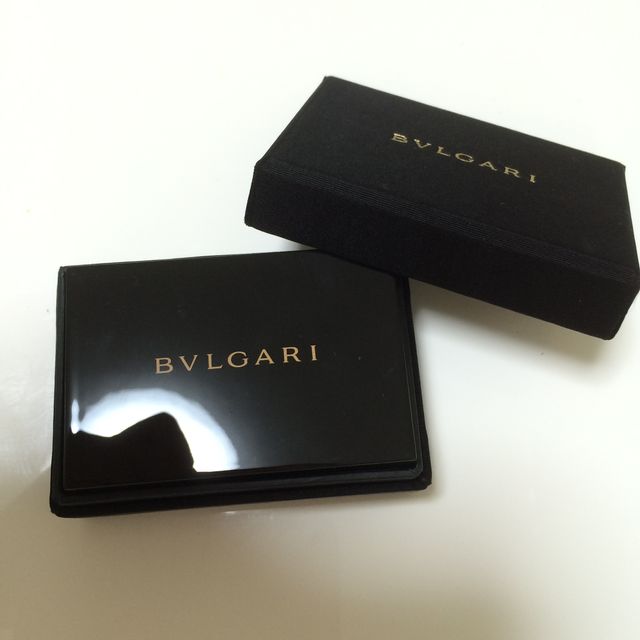 【ブルガリ(BVLGARI)の口コミ】 結婚指輪なのでシンプルなプラチナのものを探していましたが、女性用はそ…