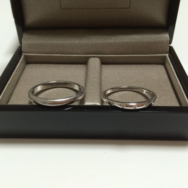 【ブルガリ(BVLGARI)の口コミ】 結婚指輪なのでシンプルなプラチナのものを探していましたが、女性用はそ…