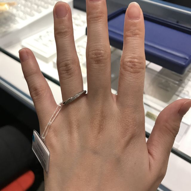 【銀座ダイヤモンドシライシの口コミ】 リングの厚みがしっかりあるため、丈夫そうな印象を持ちました。ダイヤが…