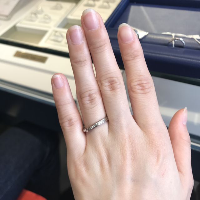 【銀座ダイヤモンドシライシの口コミ】 ダイヤがしっかりと埋め込まれているにもかかわらず、派手すぎないデザイ…