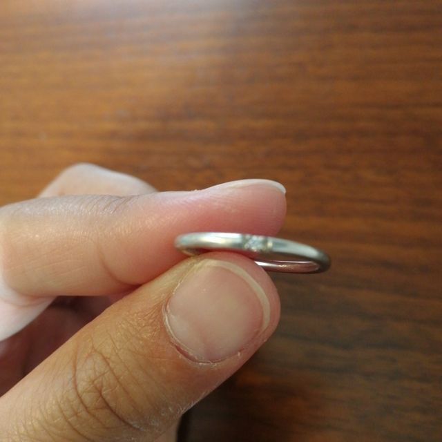 【4℃ BRIDAL(ヨンドシーブライダル)の口コミ】 シンプルで細めのものを探していました。主人の物はダイヤなどはついてお…