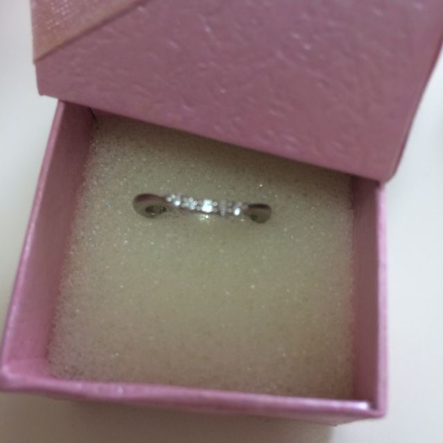 【アイプリモ(I-PRIMO)の口コミ】 この指輪はゆるやかなVラインで、両端の爪がハートになっているのが特徴で…