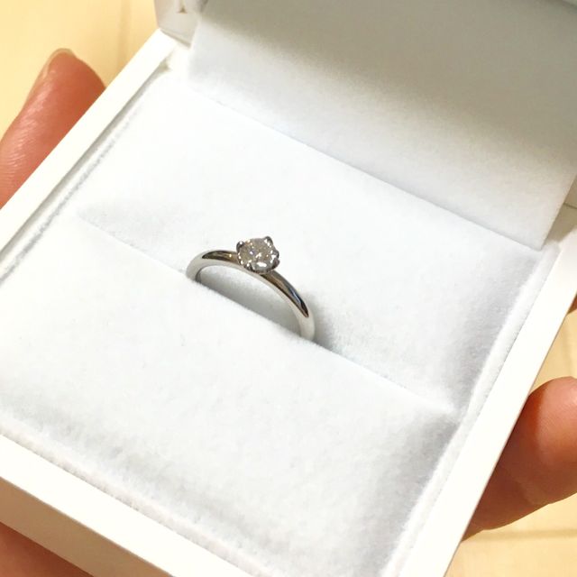 【ギンザタナカブライダル(GINZA TANAKA BRIDAL)の口コミ】 王道の一粒ダイヤの指輪を中心に探していました。その中で、花をモチーフ…