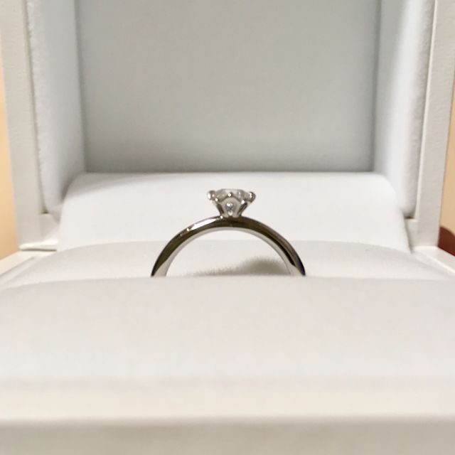 【ギンザタナカブライダル(GINZA TANAKA BRIDAL)の口コミ】 王道の一粒ダイヤの指輪を中心に探していました。その中で、花をモチーフ…