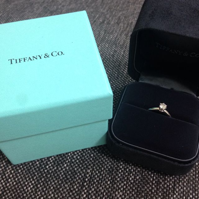 【ティファニー(Tiffany & Co.)の口コミ】 ティファニーの指輪の中でも一番定番のデザインでシンプルな美しさに惹か…
