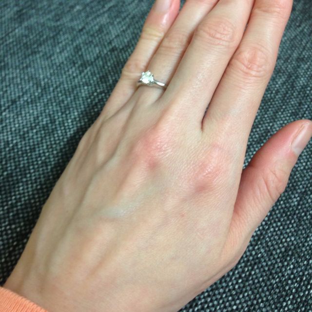 【ティファニー(Tiffany & Co.)の口コミ】 ティファニーの指輪の中でも一番定番のデザインでシンプルな美しさに惹か…