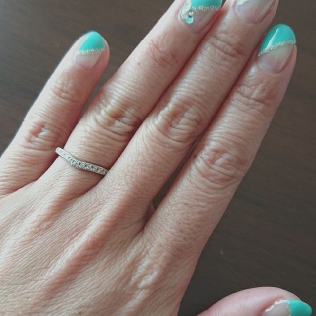 【銀座ダイヤモンドシライシの口コミ】 婚約指輪(別ブランドですが)とも重ね付けができる&プラチナ&ダイ…