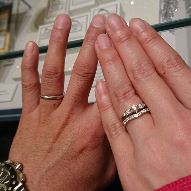 【銀座ダイヤモンドシライシの口コミ】 婚約指輪(別ブランドですが)とも重ね付けができる&プラチナ&ダイ…
