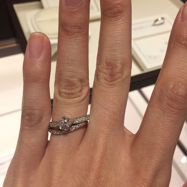 【俄(にわか)の口コミ】 睡蓮の婚約指輪と結婚指輪をペアでみていました。輝きが美しく、にわかの…