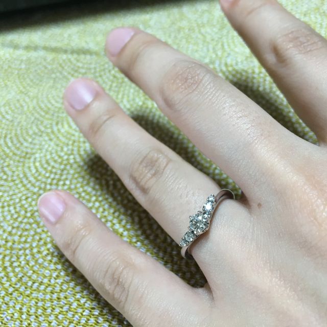 【アイプリモ(I-PRIMO)の口コミ】 色んな指輪を試着させてもらいましたが、V字デザインが1番自分に合うこと…