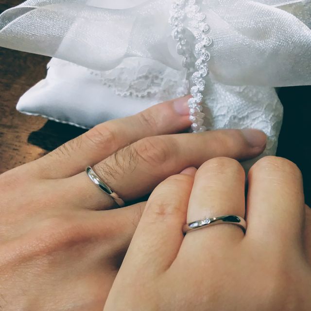 【銀座ダイヤモンドシライシの口コミ】 ナナメラインが今風だけど、飽きのこないデザイン、細身なので握った時に…