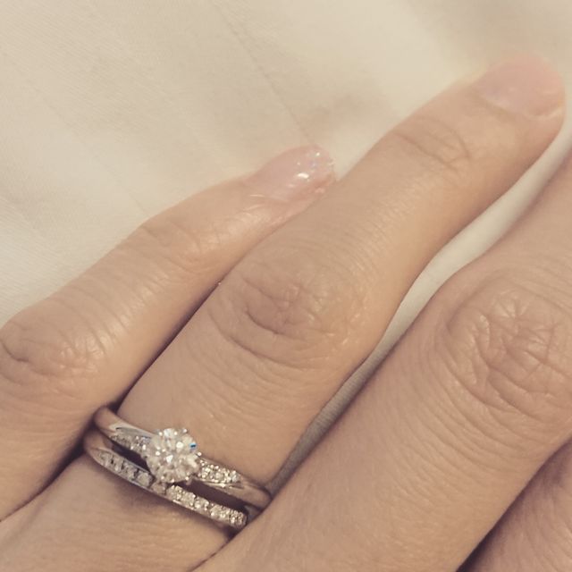 【GALA JEWELRY(ガラジュエリー)の口コミ】 結婚指輪は、連なった小さいダイヤの装飾が斜めに入っていて、細いデザイ…