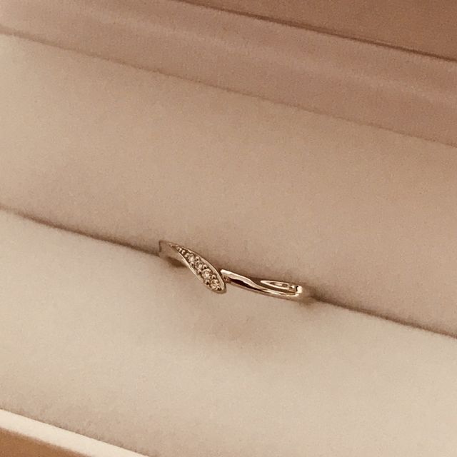 【DEAREST(ディアレスト)の口コミ】 細身のスタイルが可愛いと二人で決めました。指がより細く見えて付けた感…