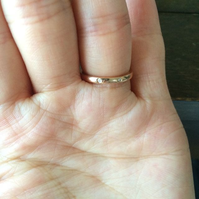 【カルティエ(Cartier)の口コミ】 婚約指輪とセットでつけたかったので、迷わずこちらに決めました。あと色…