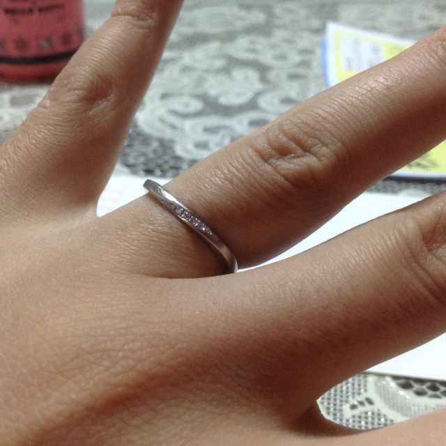 【俄(にわか)の口コミ】 普段使いのできるシンプルなデザインが良かったのでコレに決めました。
と…