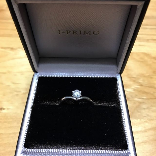 【アイプリモ(I-PRIMO)の口コミ】 王道な婚約指輪のデザインに惹かれて購入しました。シンプルなデザインな…