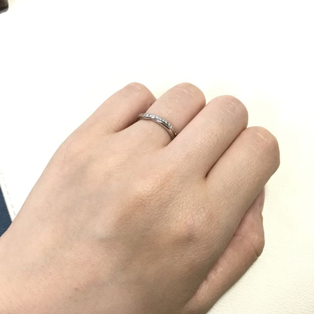 【銀座ダイヤモンドシライシの口コミ】 ダイヤモンドがついたデザインのものにしたくて、色々悩みました。選んだ…