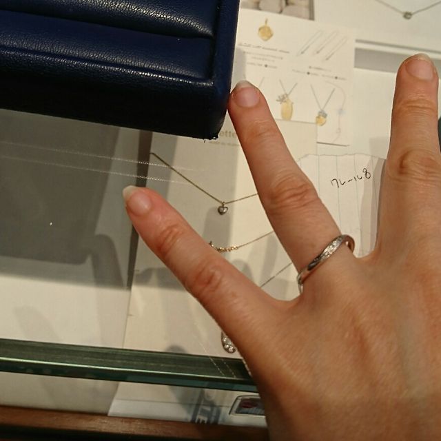 【銀座ダイヤモンドシライシの口コミ】 流れるような曲線がきれいで気に入りました。そしてイミテーションではな…