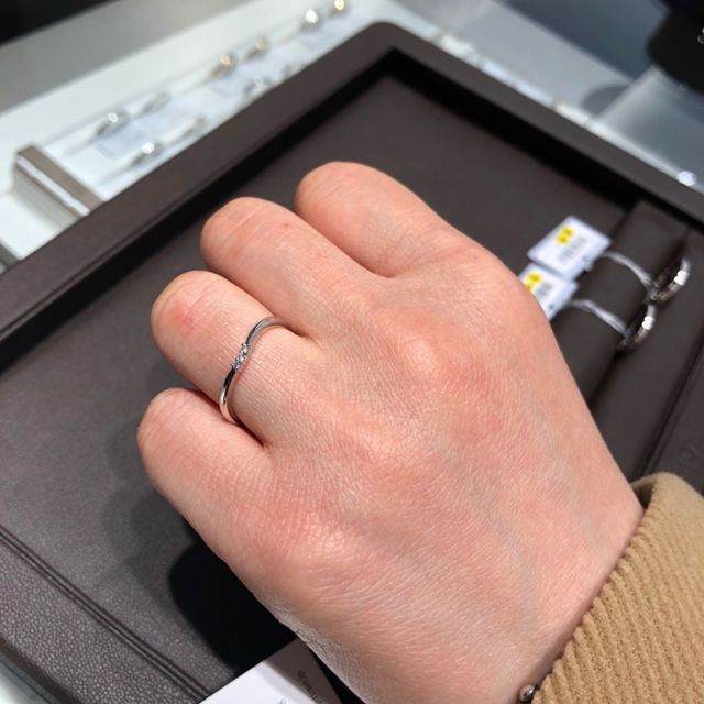 【アイプリモ(I-PRIMO)の口コミ】 指輪がとても細く、試着したら指が綺麗に見えました。中央に3つのダイヤが…