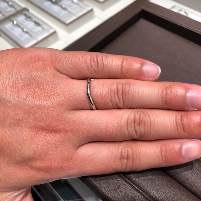 【アイプリモ(I-PRIMO)の口コミ】 指輪がとても細く、試着したら指が綺麗に見えました。中央に3つのダイヤが…