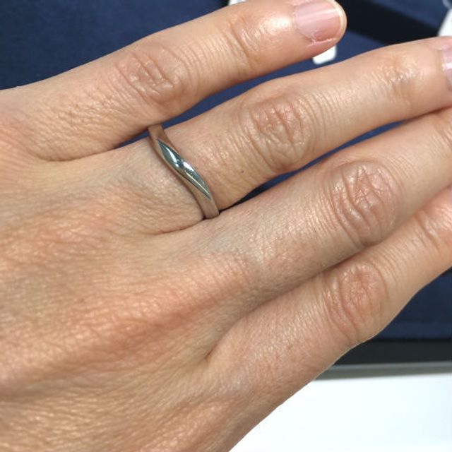 【4℃ BRIDAL(ヨンドシーブライダル)の口コミ】 ストレートなデザインのリングよりも指に馴染みやすいと感じました。おそ…