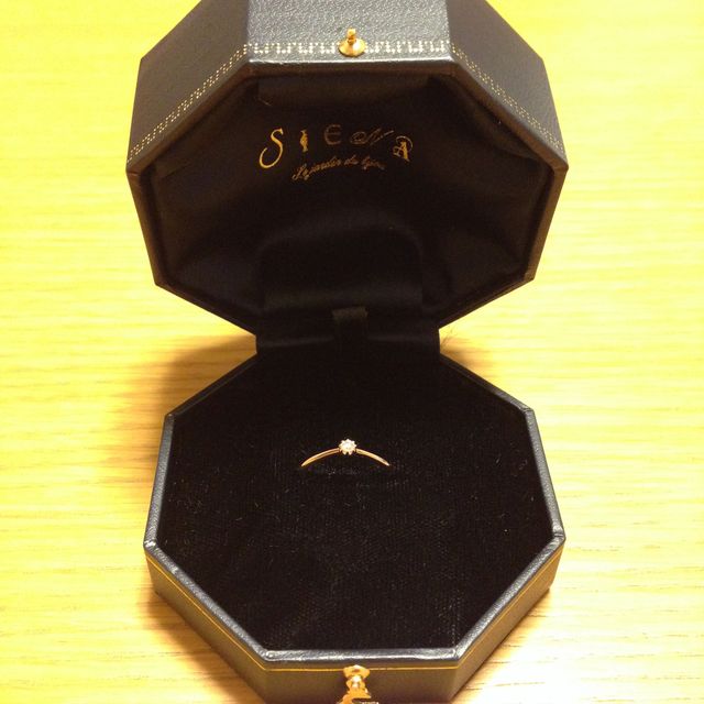 【SIENAROSE(シエナロゼ)の口コミ】 指輪が細身で、ダイヤがさりげなく光る可愛いデザイン惹かれました。結婚…