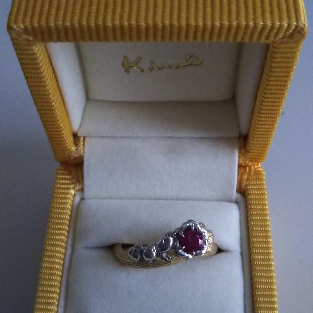 【ケイウノ ブライダル(K.UNO BRIDAL)の口コミ】 この婚約指輪は彼からサプライズでプレゼントされたものです。
彼は特別な…