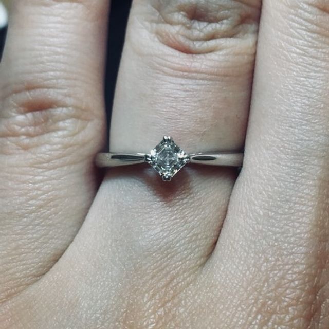 【ROYAL ASSCHER(ロイヤル・アッシャー)の口コミ】 ロイヤルアッシャーさんにしかない、アッシャーカットのダイヤがとても綺…