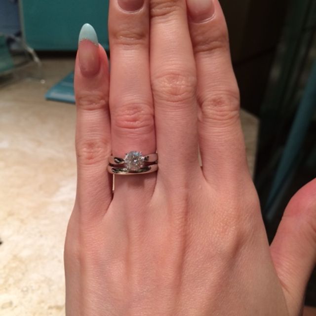 【ティファニー(Tiffany & Co.)の口コミ】 縦爪タイプのセッティングに憧れていましたが、リングに厚みがありすぎた…
