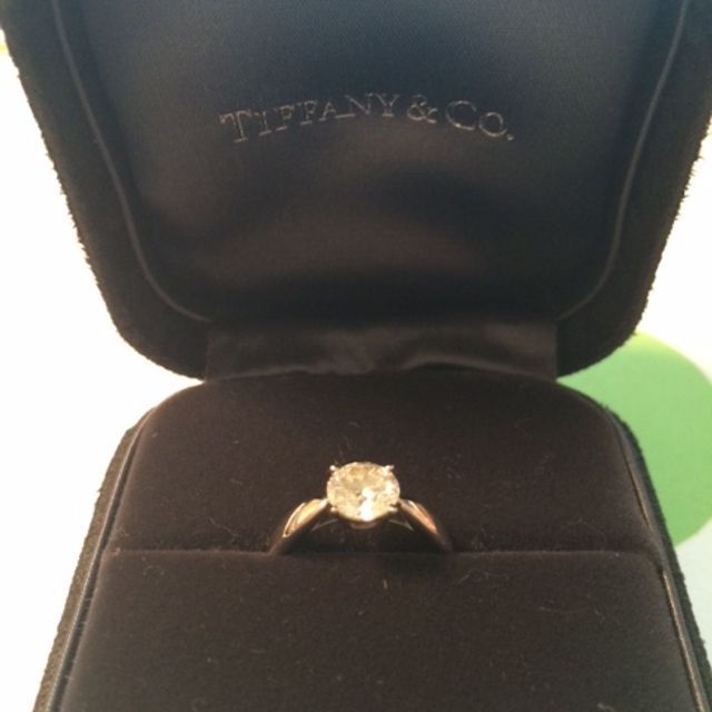 【ティファニー(Tiffany & Co.)の口コミ】 縦爪タイプのセッティングに憧れていましたが、リングに厚みがありすぎた…