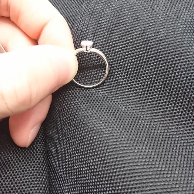 【WATANABE / 卸商社直営　渡辺の口コミ】 細身のV字が指の細くて長い彼女にぴったりだった。ダイヤモンドも0.295カ…