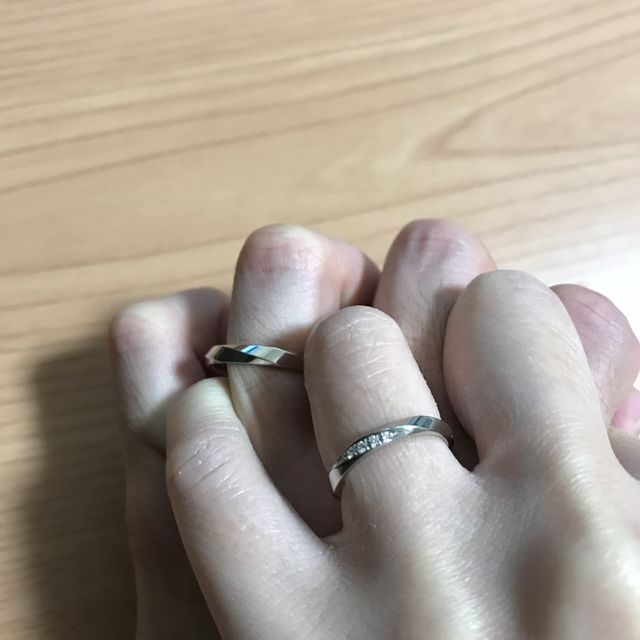 【アイプリモ(I-PRIMO)の口コミ】 指輪のカットが均等に一周されているので
向きを気にすることなく着けてい…